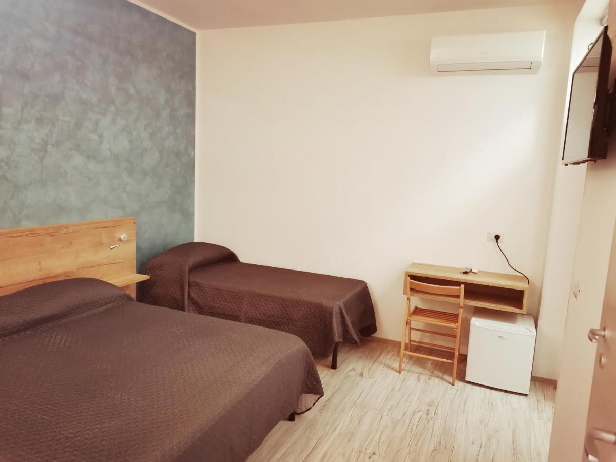 Hotel Via Alessandria Racale Habitación foto